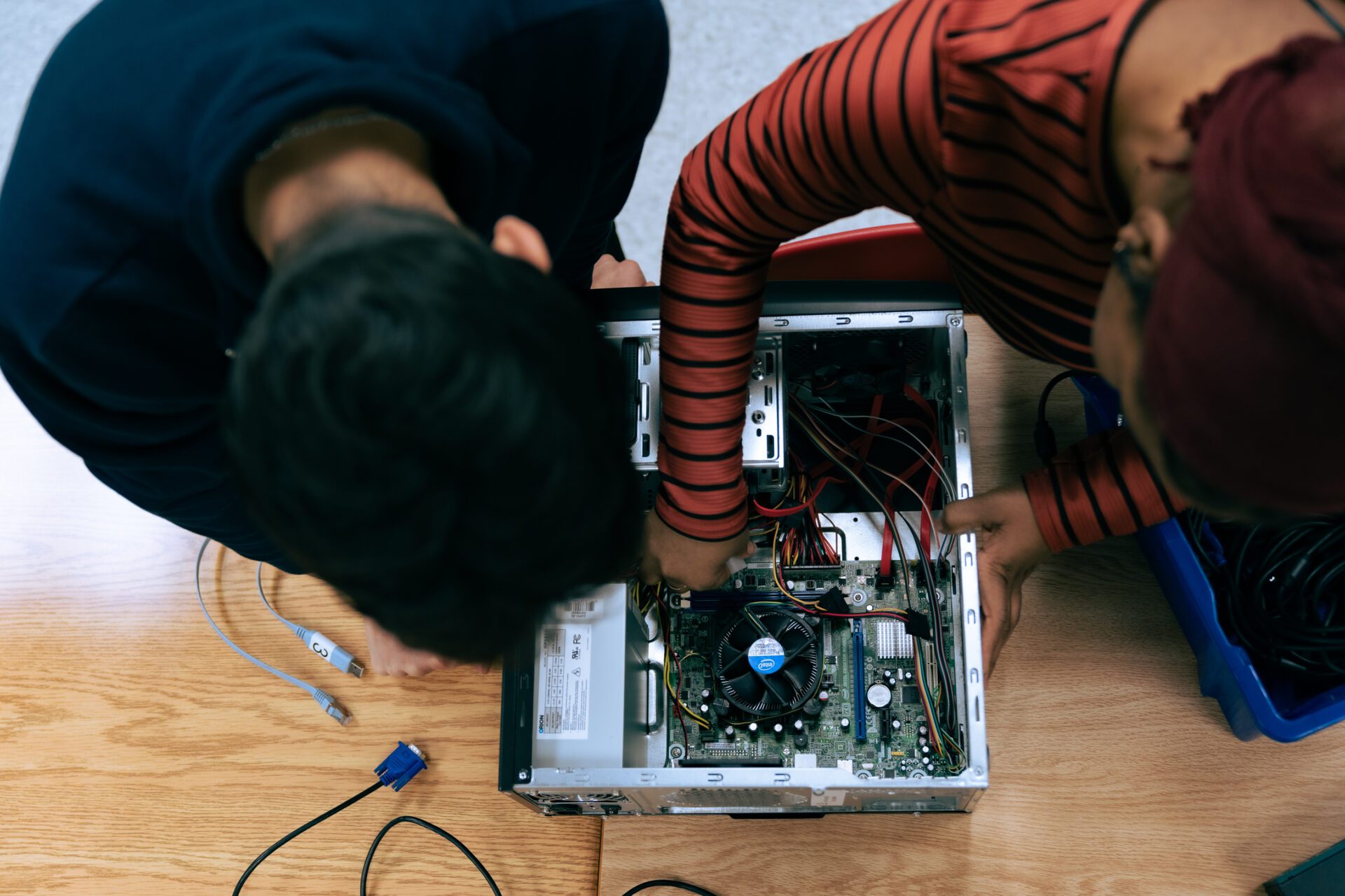 Deux-étudiants-manipulent-un-outil-informatique-avec-des-fils